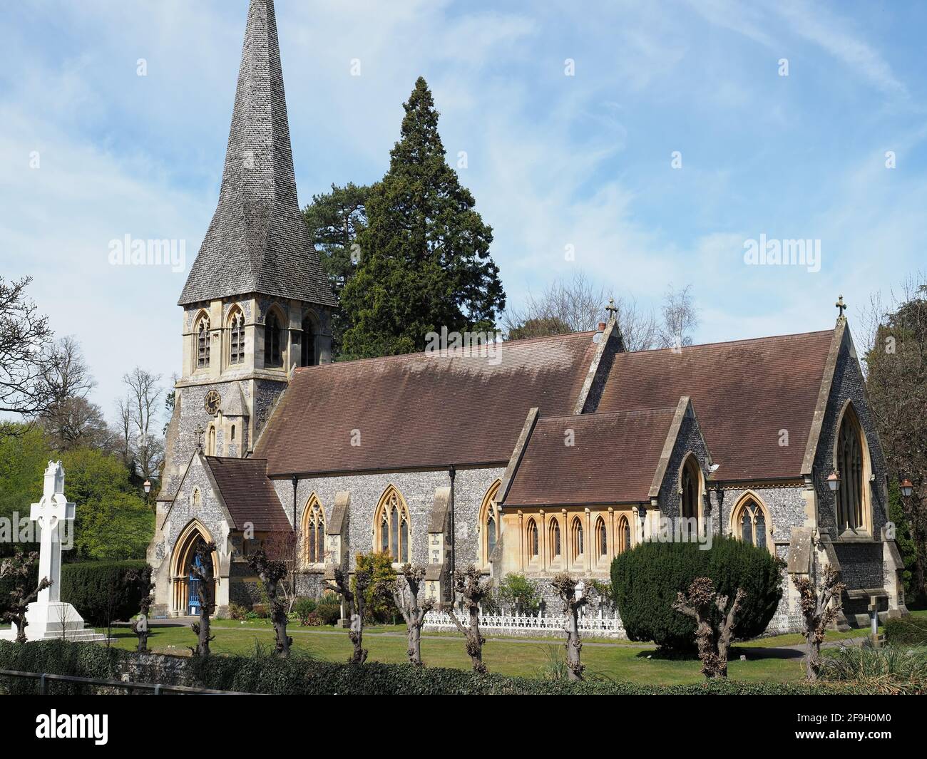 Vue sur l'église Saint-Paul de Langleybury au cours d'une source ensoleillée jour Banque D'Images