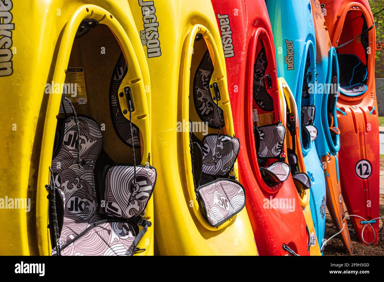 Kayaks Jackson colorés à Whitewater Express le long de la rivière Chattahoochee à Columbus, Géorgie. (ÉTATS-UNIS) Banque D'Images