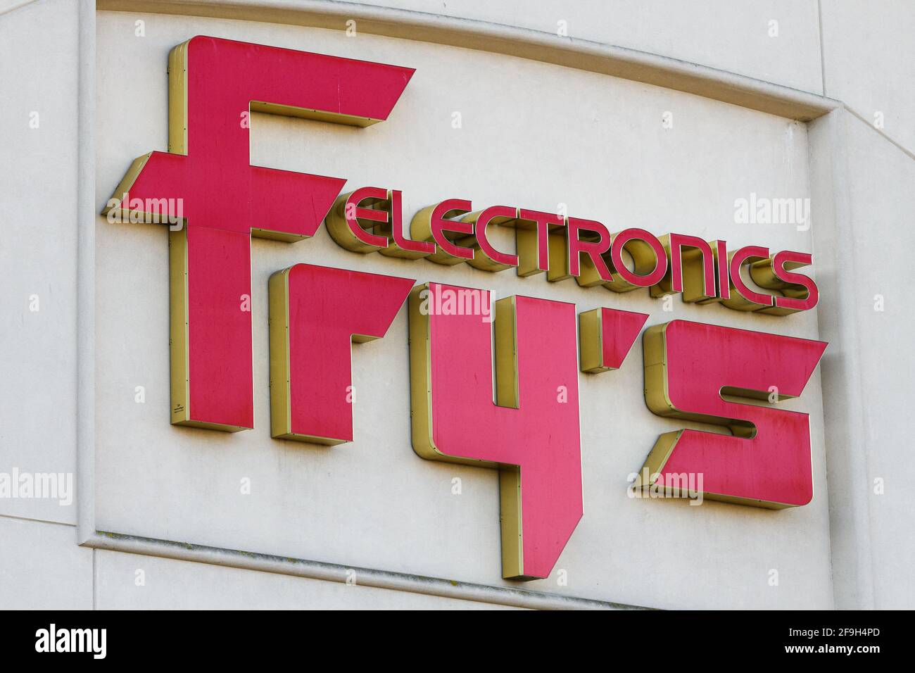 Renton, WA, États-Unis - 18 avril 2021 ; Une affiche de magasin d'électronique Fry's est rouge sur fond de pierre.La chaîne a fermé ses portes en février 2021 Banque D'Images