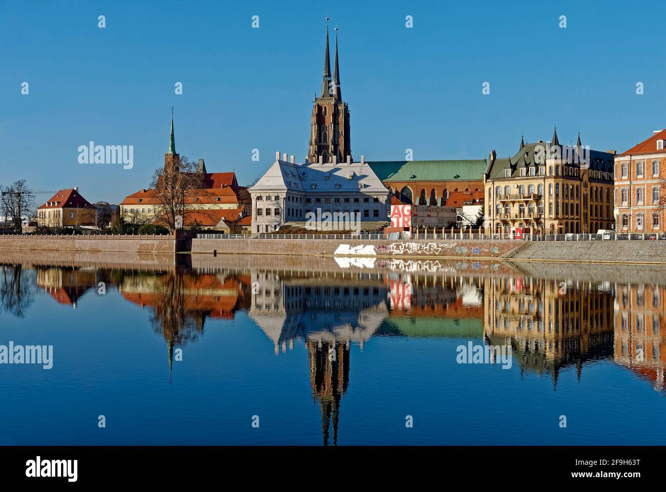 Belle réflexion dans la rivière Oder - Ostrow Tumski à Wroclaw. Banque D'Images