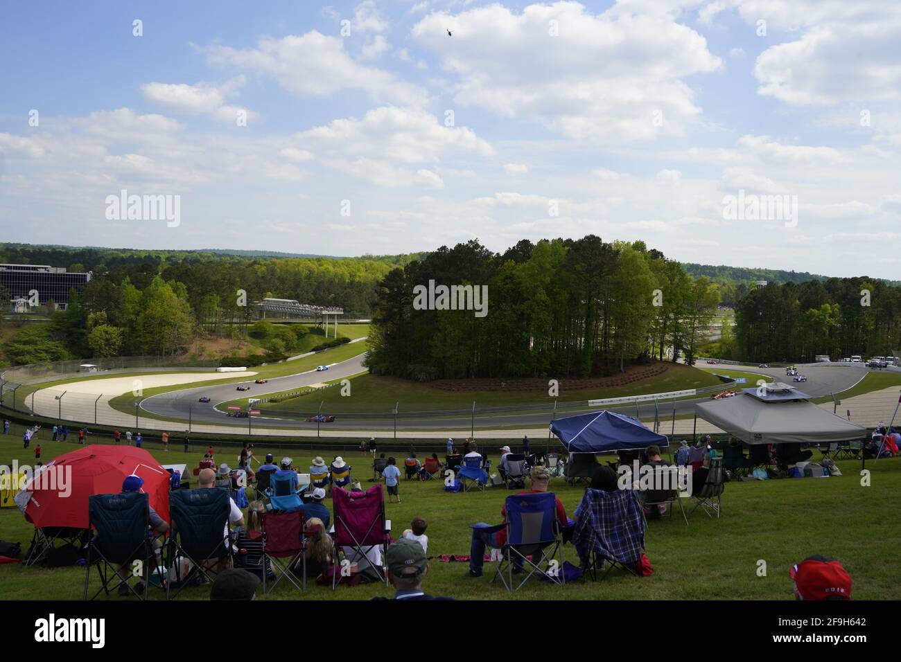 Birmingham, Alabama, États-Unis. 18 avril 2021. Les fans regardent leurs pilotes préférés tandis que le Barber Motorsports Park accueille le Honda Indy Grand Prix d'Alabama à Birmingham, Alabama. Credit: Walter G Arce SR Grindstone Medi/ASP/ZUMA Wire/Alay Live News Banque D'Images