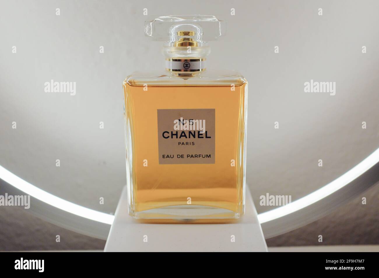 AUSTIN, ÉTATS-UNIS - 09 décembre 2020: Belle bouteille de parfum Chanel No  5 prise avec lumière circulaire Photo Stock - Alamy
