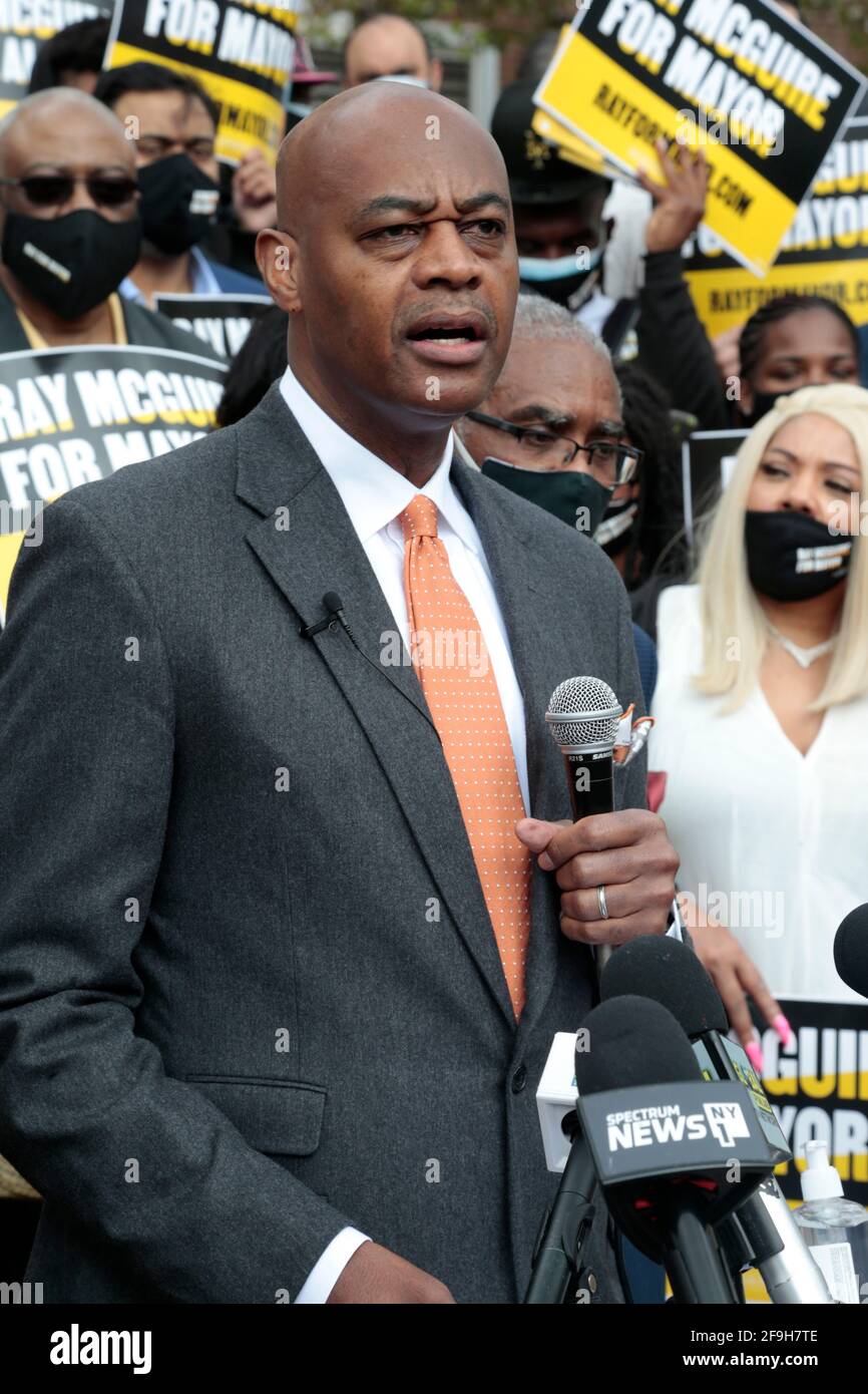 New York, New York, États-Unis. 18 avril 2021. Le candidat Mayoral de New York City, Ray McGuire, assiste à un rassemblement où il a reçu l'approbation de Gregory Meeks, membre du Congrès américain, Leroy Comrie et d'autres électeurs, Y compris le candidat du Conseil municipal de New York, Andy Chen, et les partisans de la communauté sur les marches du Queens Borough Hall, dans la section Queens de New York, le 18 avril 2021. Crédit : Mpi43/Media Punch/Alamy Live News Banque D'Images