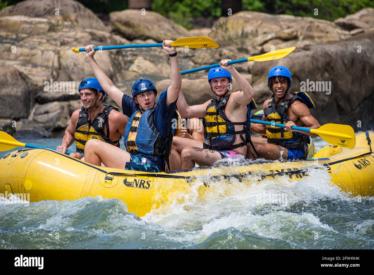 Les jeunes hommes profitent d'un après-midi de rafting en eau vive sur la rivière Chattahoochee dans le centre-ville de Columbus, en Géorgie. (ÉTATS-UNIS) Banque D'Images