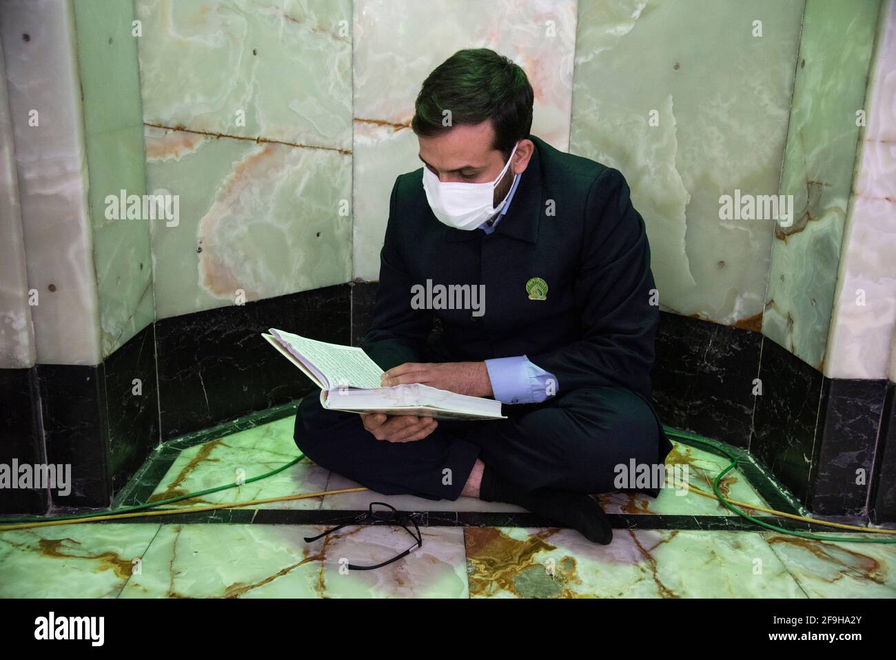 Téhéran, Iran. 18 avril 2021. Un homme portant un masque protecteur a lu le Coran avant de se battre au sanctuaire Shah Abdol-Azim pendant le Saint mois de jeûne du Ramadan. (Photo de Sobhan Farajvan/Pacific Press) crédit: Pacific Press Media production Corp./Alay Live News Banque D'Images