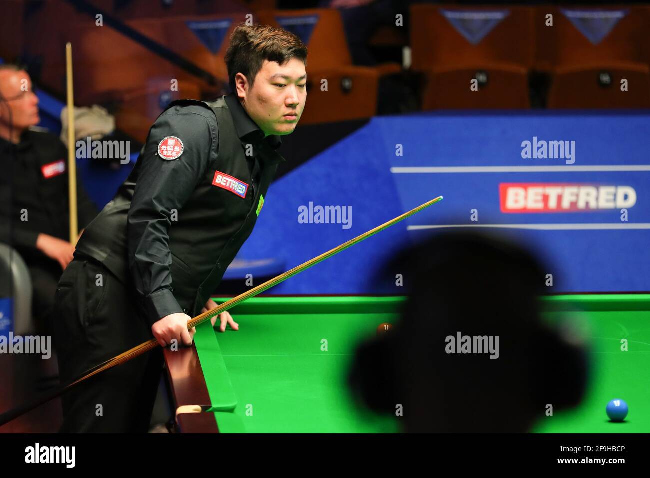 Sheffield, Grande-Bretagne. 17 avril 2021. Yan Bingtao, de Chine, est en compétition lors du premier match avec Martin Gould, de l'Angleterre, au Championnat du monde de Snooker à Sheffield, en Grande-Bretagne, le 17 avril 2021. Credit: Zhai Zheng/Xinhua/Alamy Live News Banque D'Images