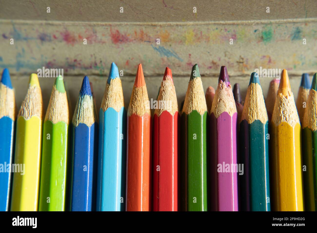 Crayons de couleur dans une boîte Banque D'Images