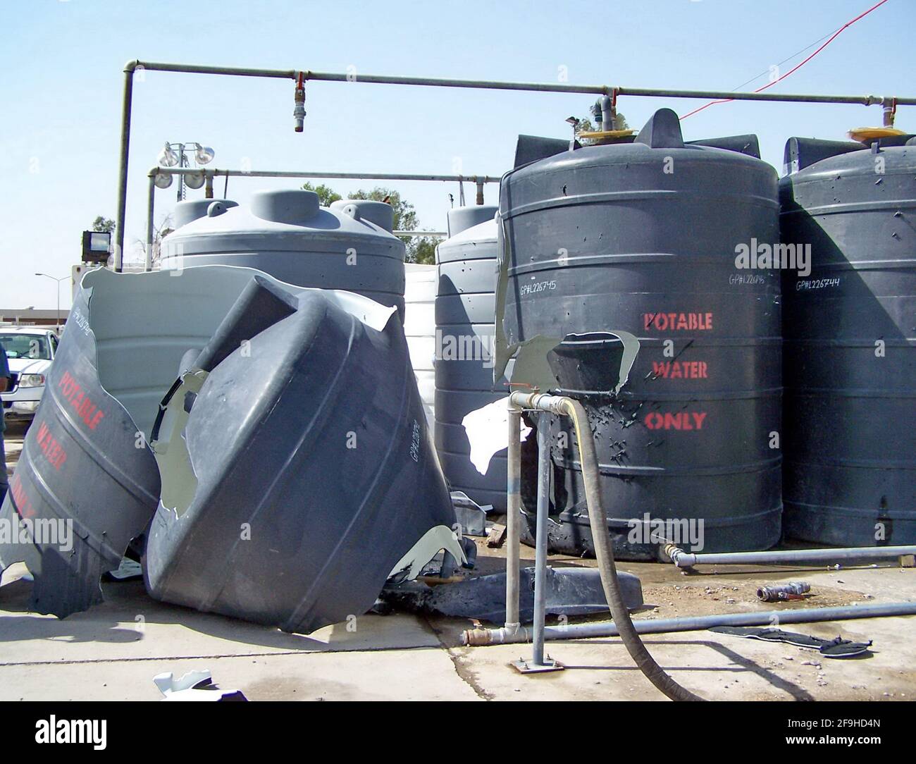 Des réservoirs d'eau en plastique détruits par une explosion dans une base opérationnelle à Bagdad, en Irak Banque D'Images