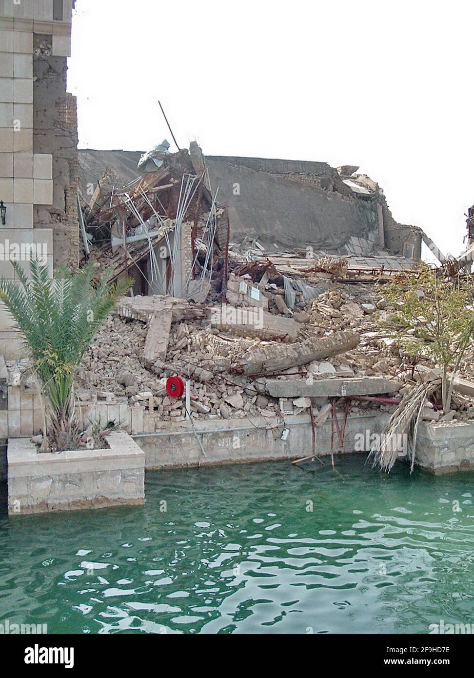Les décombres d'une bataille ont endommagé un bâtiment du Camp Slayer, à Bagdad, en Irak Banque D'Images