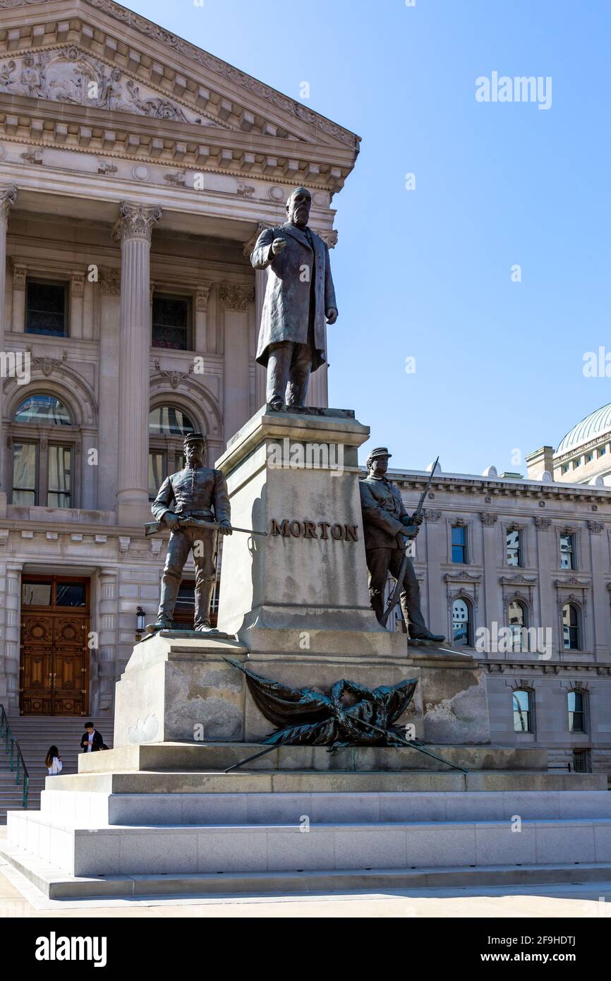 Une statue du gouverneur de l'Indiana, Oliver P. Morton, par le sculpteur Rudolf Schwarz, se trouve à l'extérieur du portique du capitole de l'État de l'Indiana, à Indianapolis. Banque D'Images