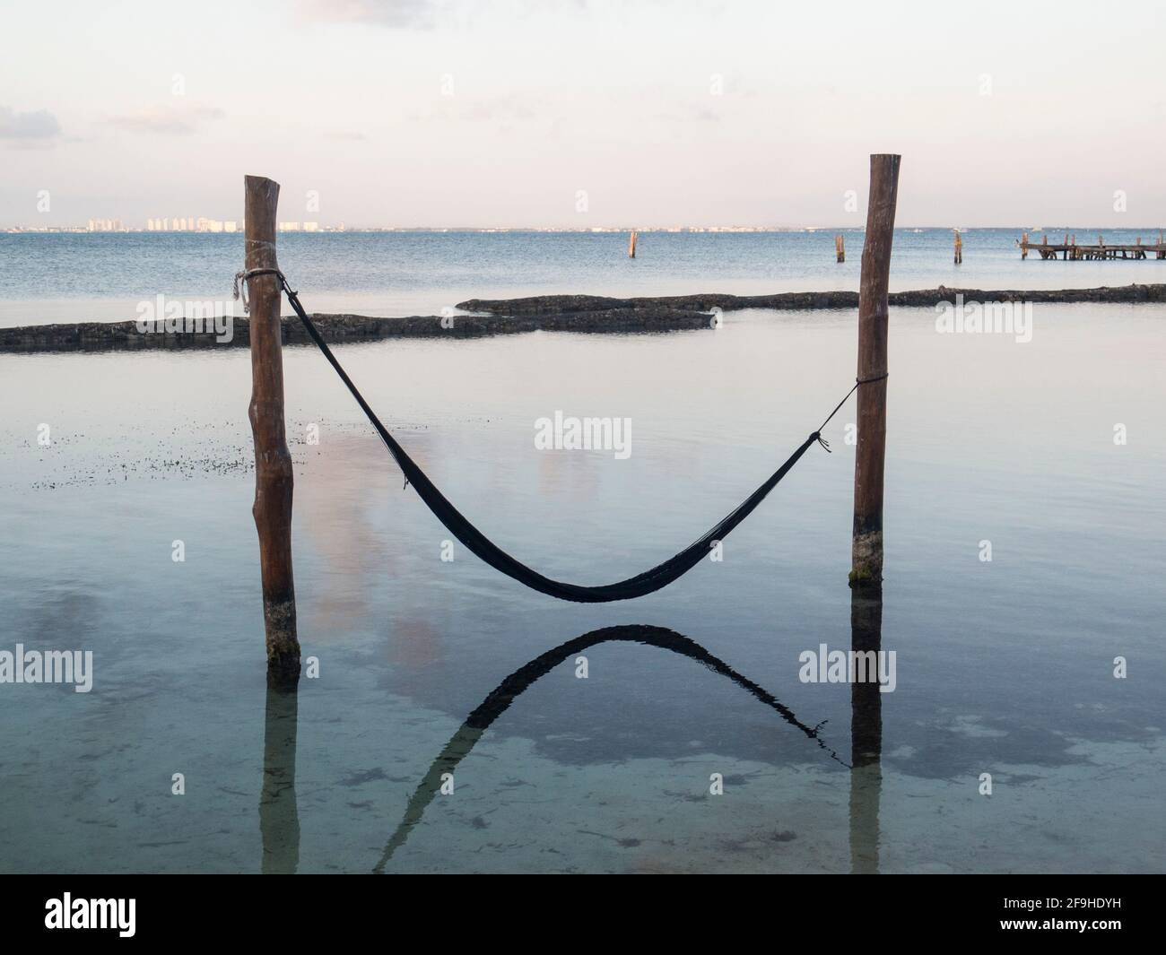 Hamock au-dessus de l'eau dans la lumière du matin Banque D'Images