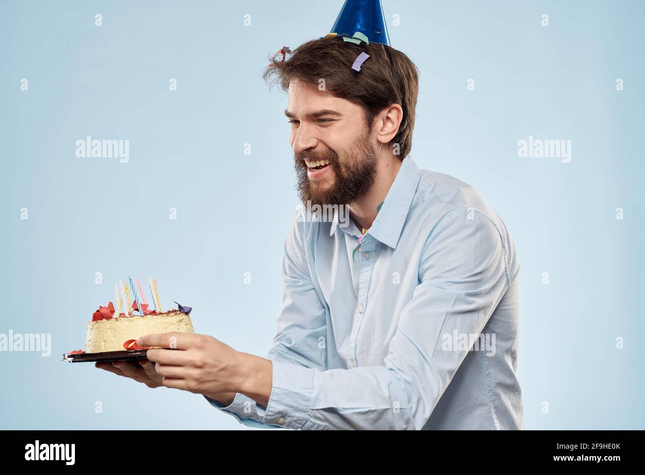 Homme Avec Une Assiette De Gateau Et Une Bougie De Fete Chapeau Bleu Pour La Fete D Entreprise Photo Stock Alamy