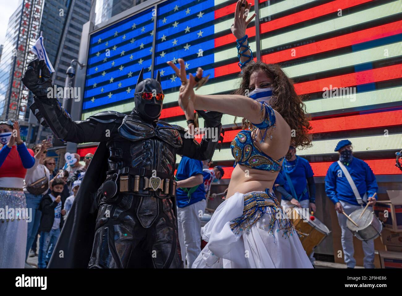 Un homme portant un costume de Batman danse avec un interprète de la troupe  de danse des femmes indépendantes et des participants à l'événement pendant  les célébrations marquant le 73e Yom Ha'Atzmaut