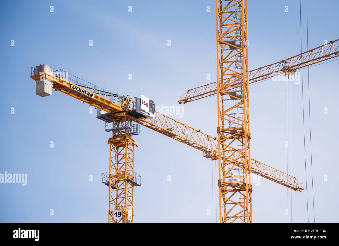 Hambourg, Allemagne. 16 avril 2021. Une grue du fabricant Liebherr se trouve sur un chantier de construction. Credit: Daniel Bockwoldt/dpa/Alay Live News Banque D'Images