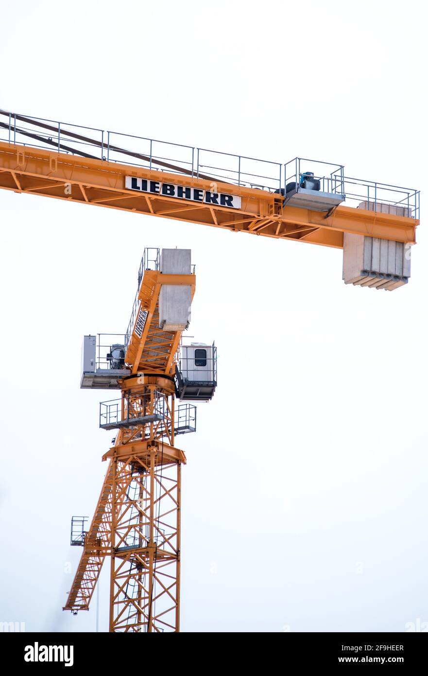 Hambourg, Allemagne. 16 avril 2021. Une grue du fabricant Liebherr se trouve sur un chantier de construction. Credit: Daniel Bockwoldt/dpa/Alay Live News Banque D'Images