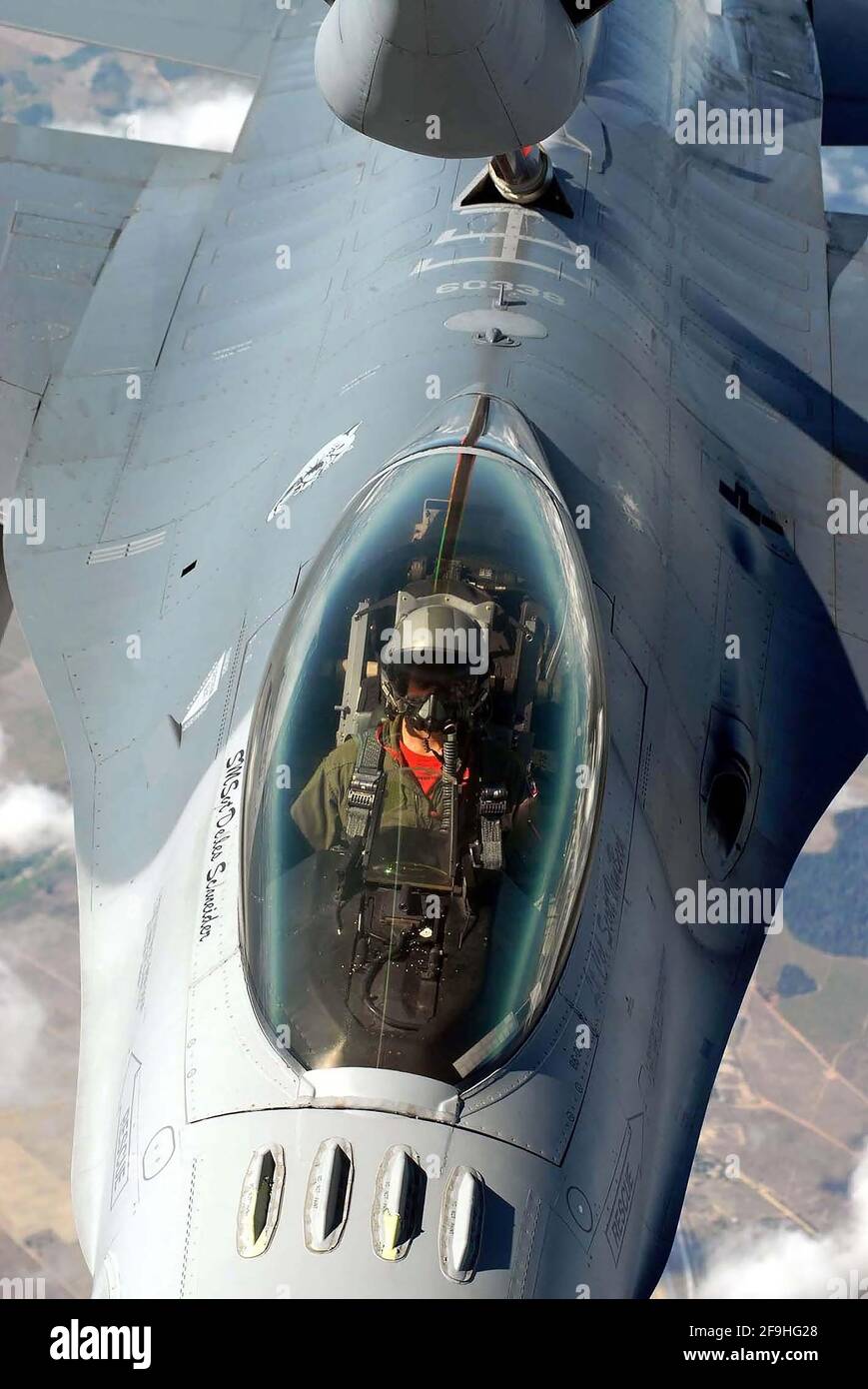 Recife (Brésil), le 23 octobre 2011. F-16 combattant de l'US Air Force (USAF), ravitaillant en vol au large du Brésil. Banque D'Images