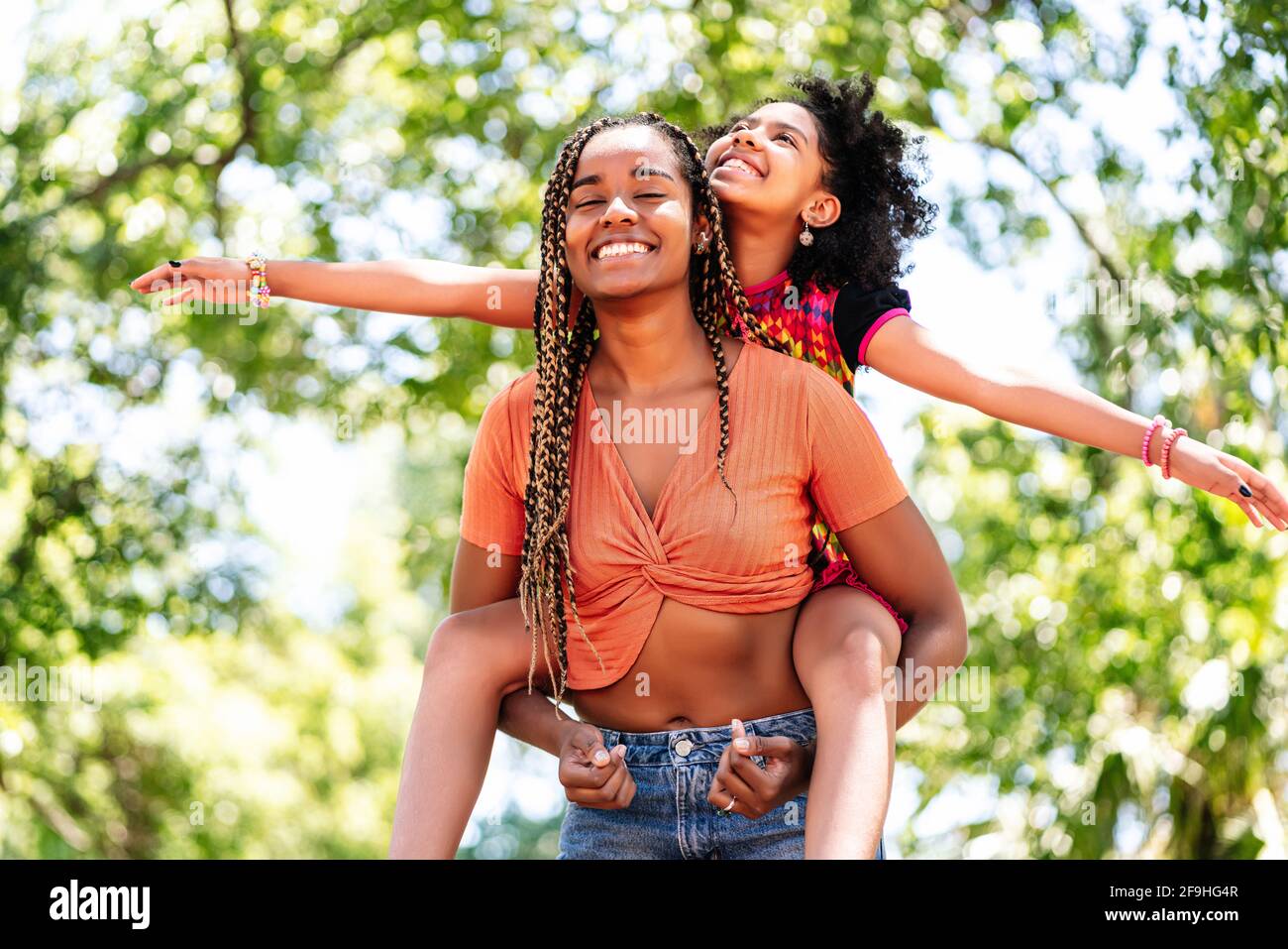Mère et fille appréciant une journée au parc. Banque D'Images