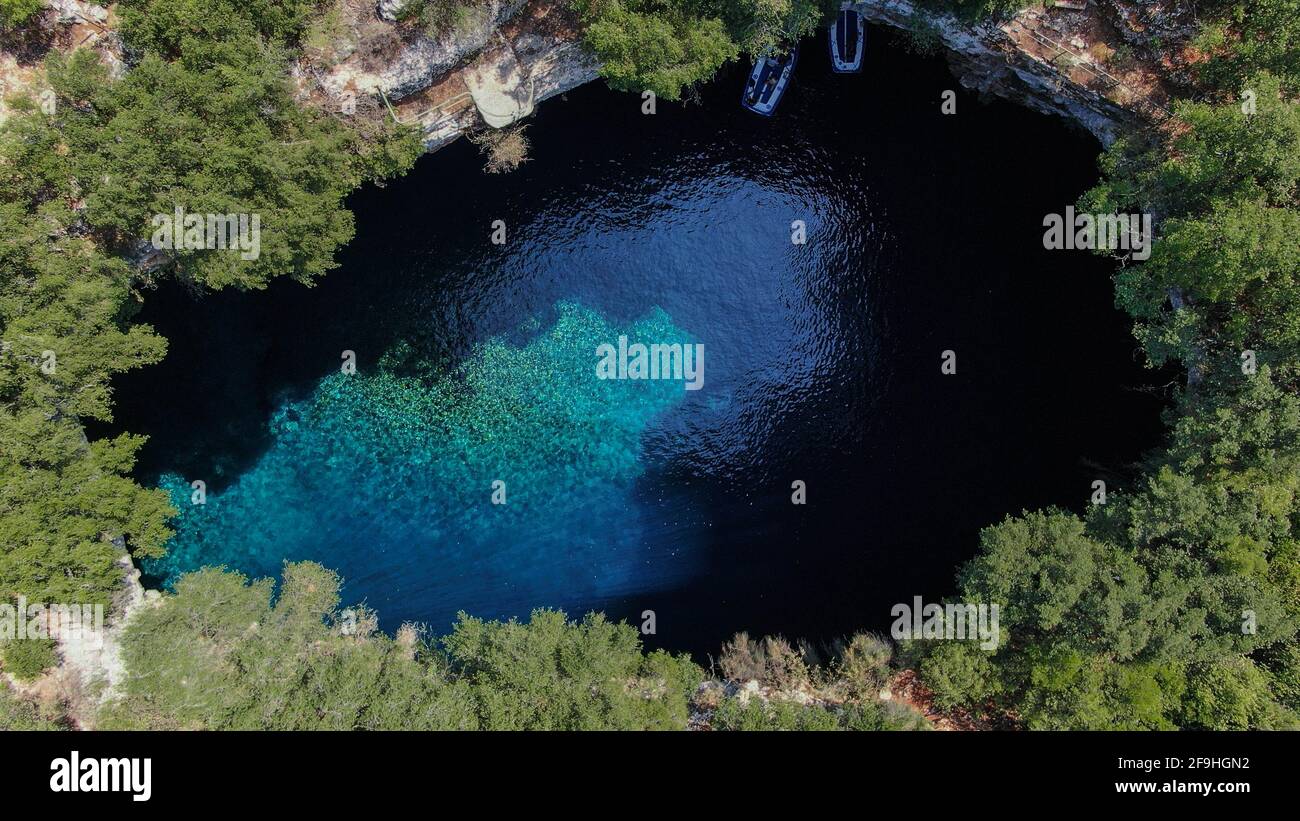 Lac et grotte Melissani, vue aérienne, île de Kefalonia, mer Ionienne, Grèce Banque D'Images