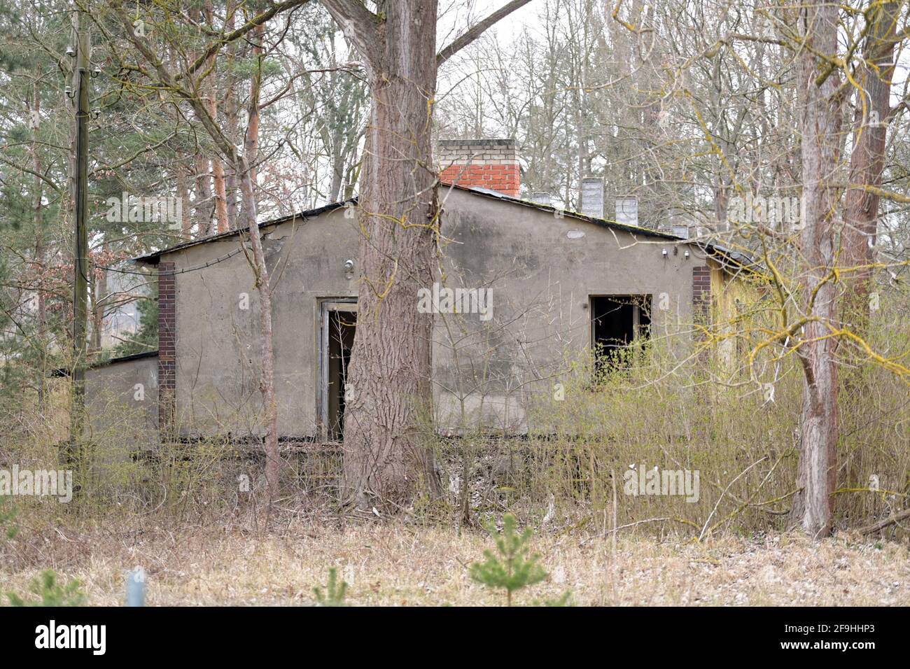 Oranienburg, Allemagne. 18 avril 2021. Le bâtiment de garde et de tir des unités SS du camp de concentration de Sachsenhausen près de l'écluse de Lehnitz. Après la fin de la Seconde Guerre mondiale, le site a servi de zone d'entraînement pour l'Armée populaire nationale (ANV) et a été utilisé par la police et la Guilde des fusiliers d'Oranienburg après 1990. Après les protestations des associations de victimes, tous les exercices sur le site ont été arrêtés après 1994. Credit: Soeren Stache/dpa-Zentralbild/POOL/dpa/Alay Live News Banque D'Images