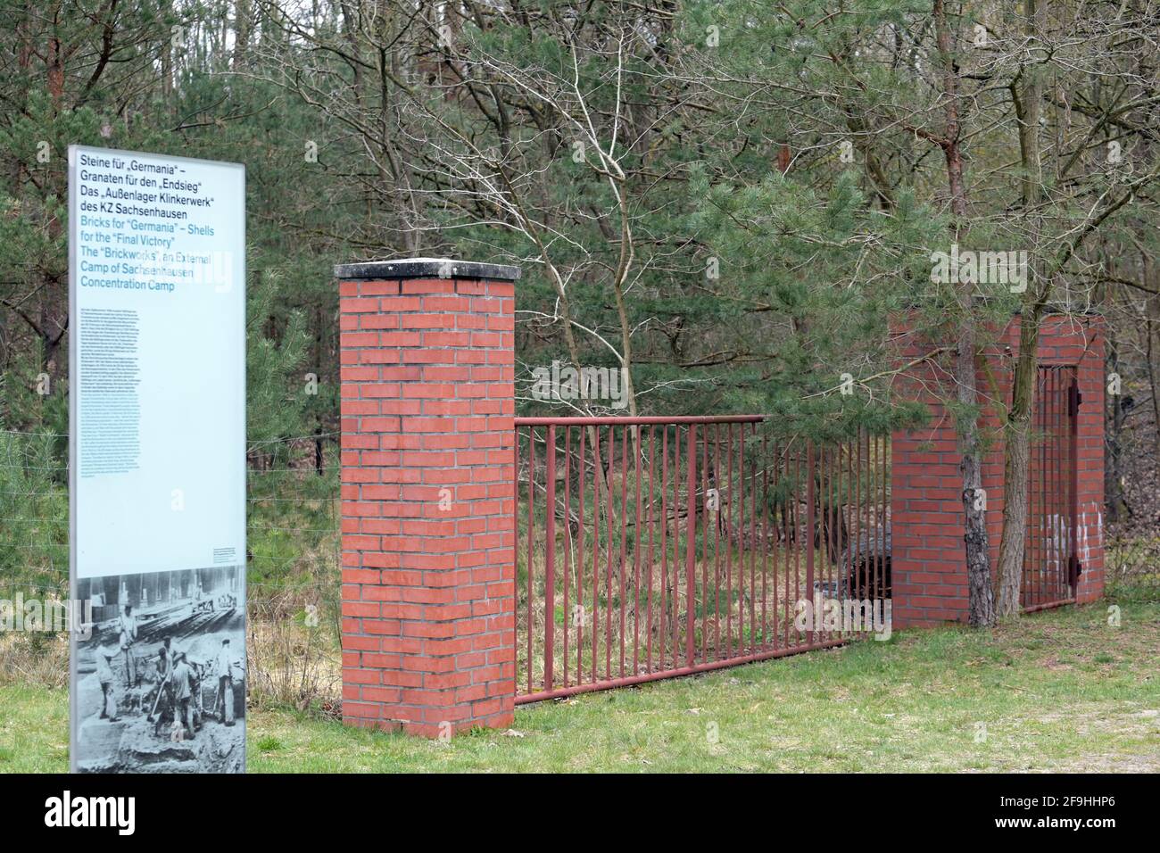 Oranienburg, Allemagne. 18 avril 2021. L'entrée du bâtiment de la garde et du champ de tir des unités SS du camp de concentration de Sachsenhausen près de l'écluse de Lehnitz. Après la fin de la Seconde Guerre mondiale, le site a servi de zone d'entraînement pour l'Armée populaire nationale (ANV) et a été utilisé par la police et la Guilde des fusiliers d'Oranienburg après 1990. Après les protestations des associations de victimes, tous les exercices sur le site ont été arrêtés après 1994. Credit: Soeren Stache/dpa-Zentralbild/POOL/dpa/Alay Live News Banque D'Images