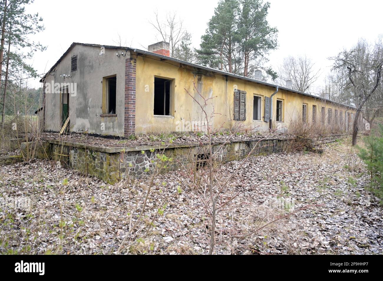 Oranienburg, Allemagne. 18 avril 2021. Le bâtiment de garde et de tir des unités SS du camp de concentration de Sachsenhausen près de l'écluse de Lehnitz. Après la fin de la Seconde Guerre mondiale, le site a servi de zone d'entraînement pour l'Armée populaire nationale (ANV) et a été utilisé par la police et la Guilde des fusiliers d'Oranienburg après 1990. Après les protestations des associations de victimes, tous les exercices sur le site ont été arrêtés après 1994. Credit: Soeren Stache/dpa-Zentralbild/POOL/dpa/Alay Live News Banque D'Images