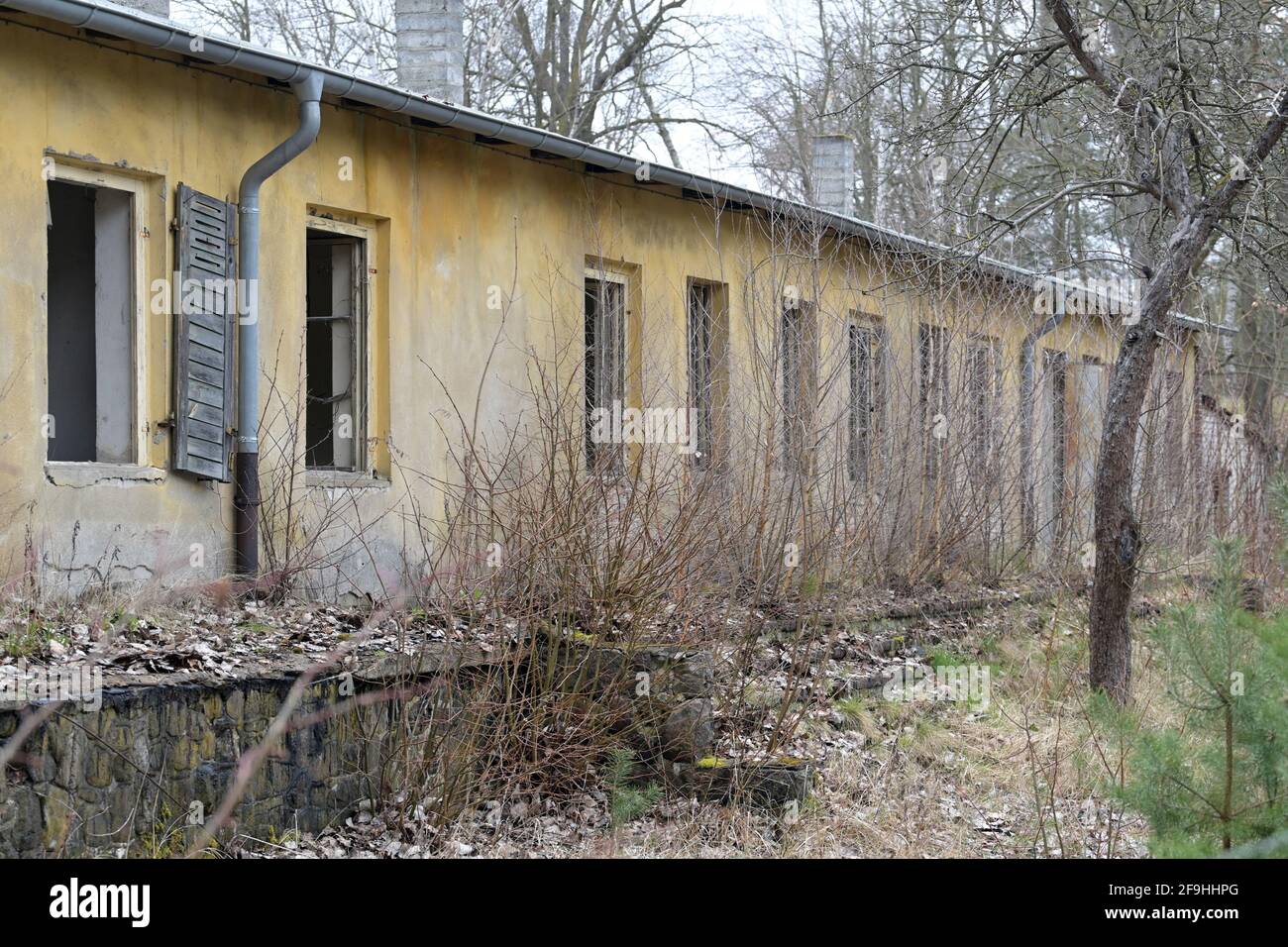 Oranienburg, Allemagne. 18 avril 2021. Le bâtiment de garde et de tir des unités SS du camp de concentration de Sachsenhausen près de l'écluse de Lehnitz. Après la fin de la Seconde Guerre mondiale, le site a servi de zone d'entraînement pour l'Armée populaire nationale (ANV) et a été utilisé par la police et la Guilde des fusiliers d'Oranienburg après 1990. Après les protestations des associations de victimes, tous les exercices sur le site ont été arrêtés après 1994. Credit: Soeren Stache/dpa-Zentralbild/POOL/dpa/Alay Live News Banque D'Images