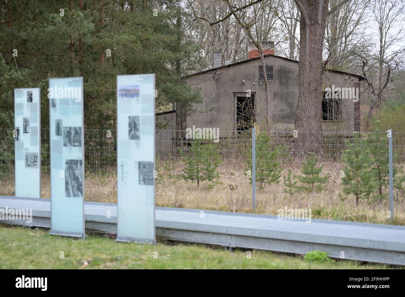 Oranienburg, Allemagne. 18 avril 2021. Le bâtiment de garde et de tir des unités SS du camp de concentration de Sachsenhausen près de l'écluse de Lehnitz. Après la fin de la Seconde Guerre mondiale, le site a servi de zone d'entraînement pour l'Armée populaire nationale (ANV) et a été utilisé par la police et la Guilde des fusiliers d'Oranienburg après 1990. Après les protestations des associations de victimes, tous les exercices sur le site ont été arrêtés après 1994. Credit: Soeren Stache/dpa-Zentralbild/POOL/dpa/Alay Live News Banque D'Images