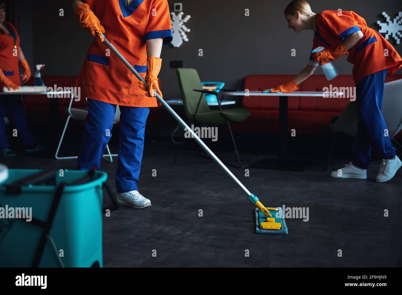 Trois femmes concierges en gants de caoutchouc pour le nettoyage à l'eau Banque D'Images