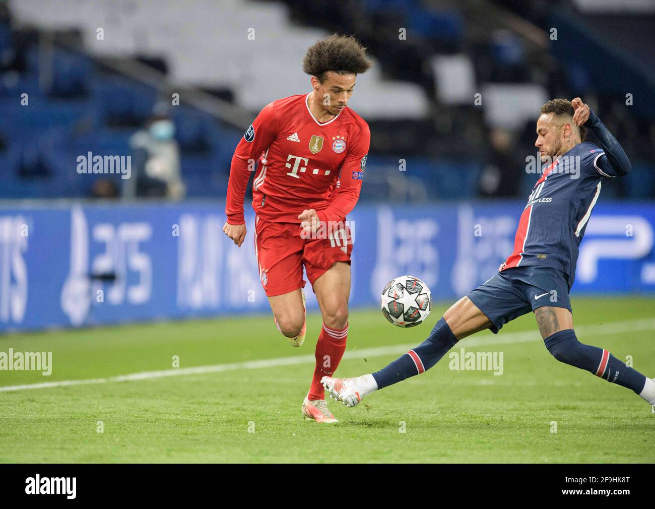 Leroy SANE l. (M) en duels contre NEYMAR (PSG), action, Ligue des champions  de football, match de retour quart de finale, Paris Saint Germain (PSG) -  FC Bayern Munich (M) 0: 1,