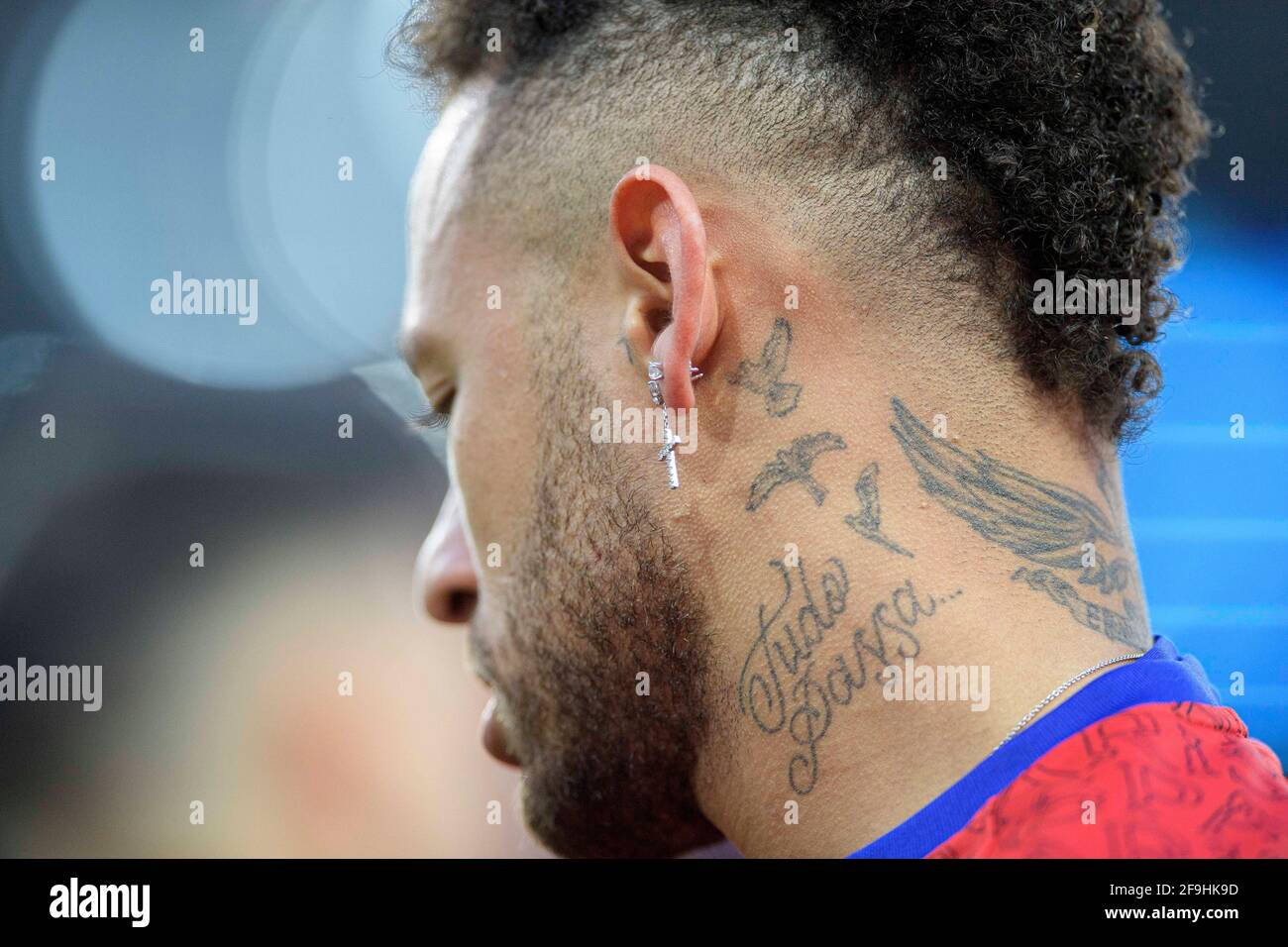 NEYMAR (PSG) avec tatouage et boucles d'oreilles, boucles d'oreilles, échauffement, football Champions League, match de retour en quart de finale, Paris Saint Germain (PSG) - FC Bayern Munich (M) 0: 1, le 13 avril 2021 à Paris/France. Â | utilisation dans le monde entier Banque D'Images