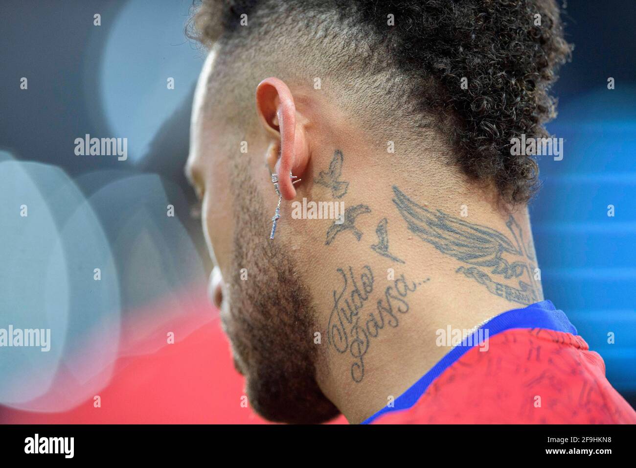 NEYMAR (PSG) avec tatouage et boucles d'oreilles, boucles d'oreilles,  échauffement, football Champions League, match de retour en quart de  finale, Paris Saint Germain (PSG) - FC Bayern Munich (M) 0: 1, le