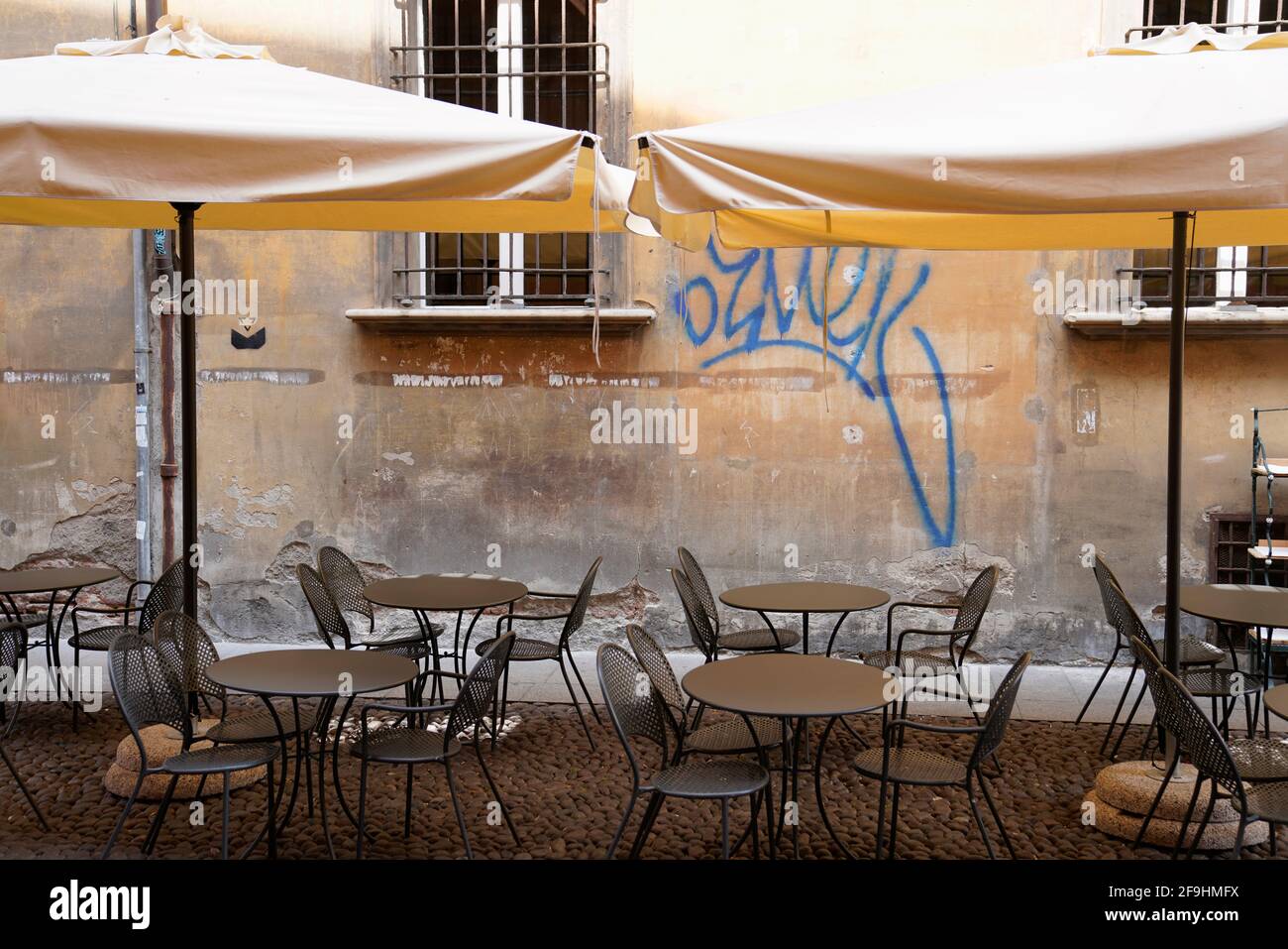 Terrasse de bar vide, vieille ville, Bologne, Émilie-Romagne, Italie Banque D'Images