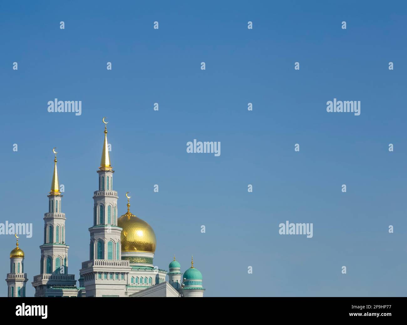 Mosquée islamique sur fond de ciel bleu. La principale cathédrale mosquée des musulmans à Moscou en Russie. Islam, concept de ramadan. Photo de haute qualité Banque D'Images