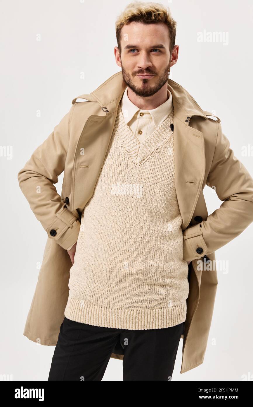 beau homme en beige manteau pull style automne look attrayant Photo Stock -  Alamy