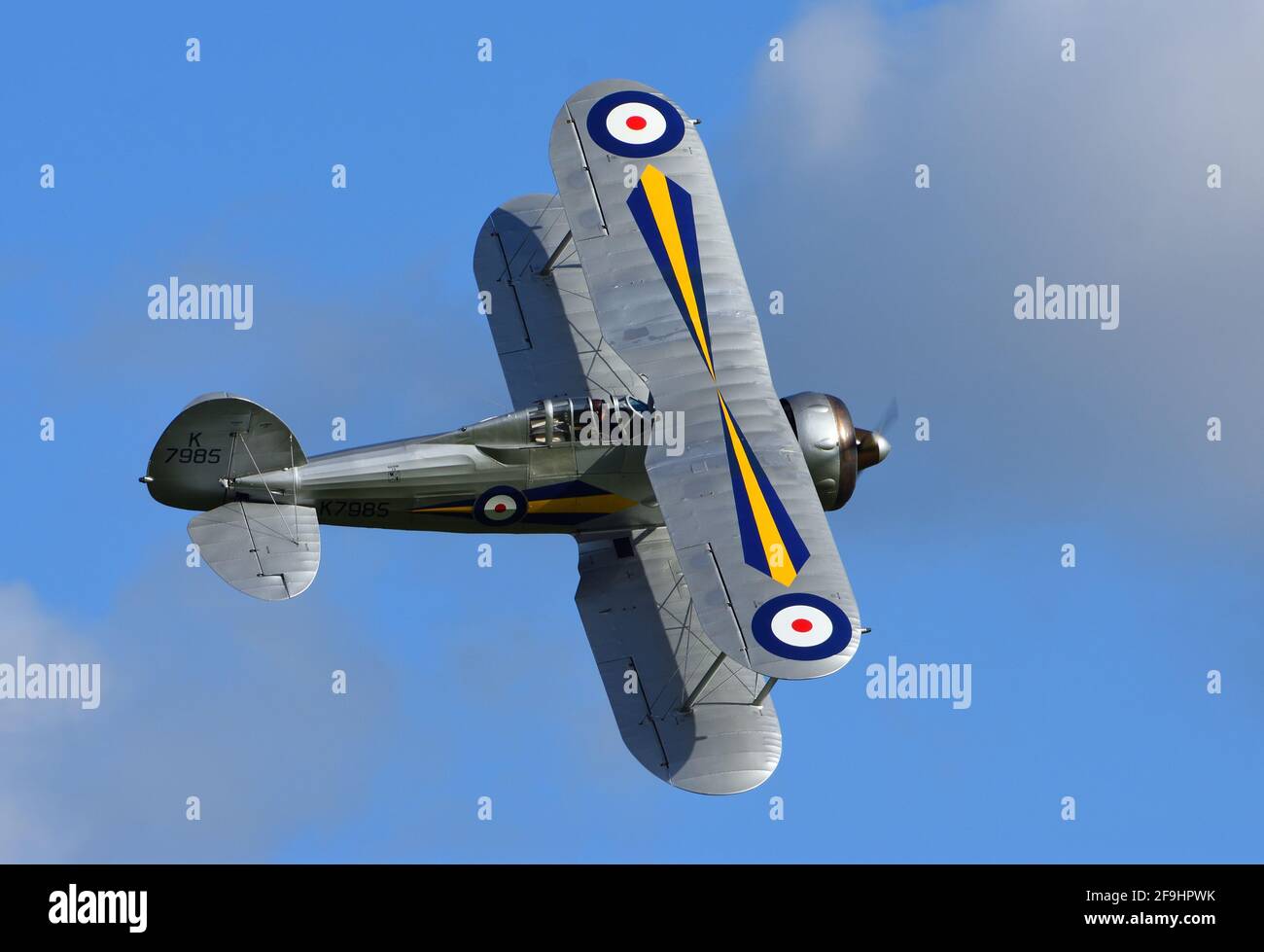 Avion Gladiator vintage Gloster en vol avec le nuage et le bleu fond ciel Banque D'Images