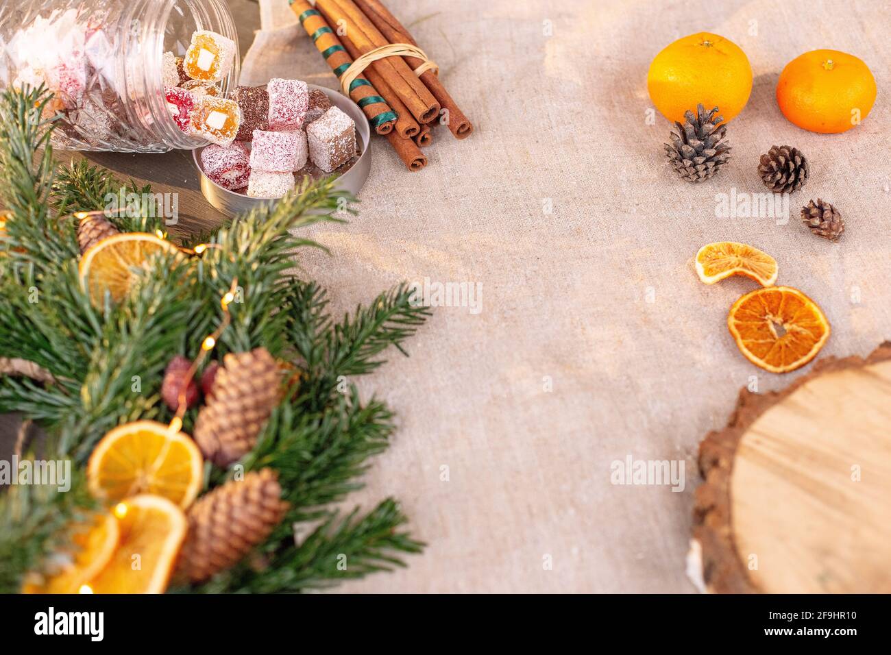 Décoration rustique de table de Noël, couronne d'épicéa naturel Banque D'Images