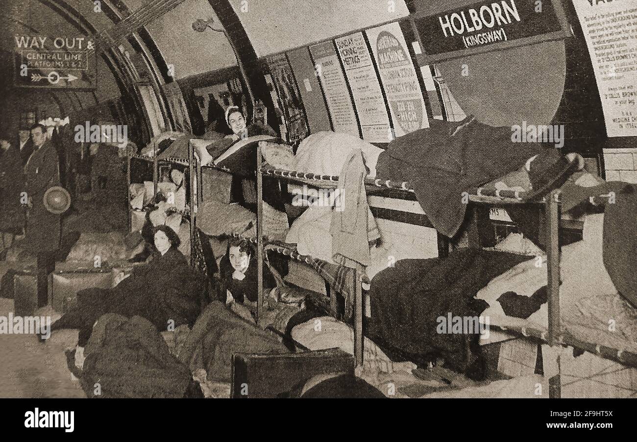 Deuxième Guerre mondiale - raids de bombardement allemands à Londres, Royaume-Uni (Blitz) en septembre 1940 - la station de métro Holborn (Kingsway) de Londres est utilisée comme abri de RAID aérien de nuit après l'installation de lits superposés pour le public. Banque D'Images