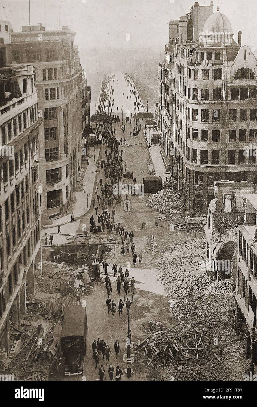 Deuxième Guerre mondiale - raids allemands à l'attentat à la bombe à Londres, Royaume-Uni (Blitz) en septembre 1940 - UNE vue de l'approche du pont de Londres peu après un RAID matinal par des bombardiers allemands Banque D'Images