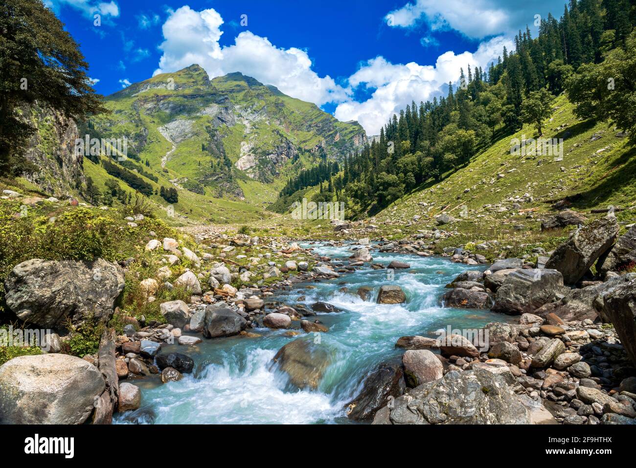 Paysage avec une rivière. Randonnée dans la montagne de l'Himalaya, vallée de Parvati sur un trek à Hamta Pass, à 4270 mètres au-dessus du niveau de la mer, sur le PIR Panjal Ran Banque D'Images