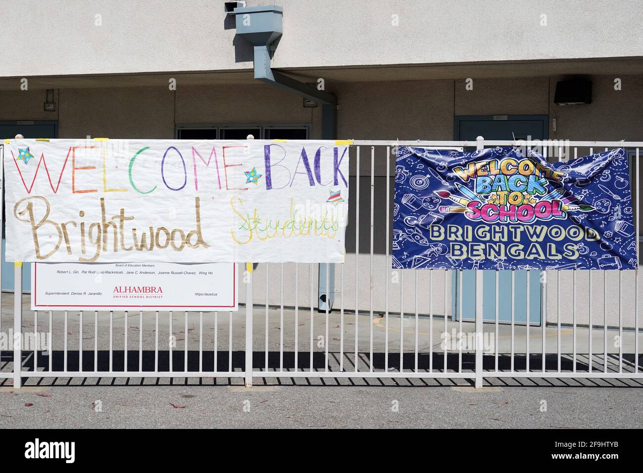 Bienvenue signes arrière à l'école élémentaire Brightwood, dimanche 19 avril 2021, à Monterey Park, Calif. Banque D'Images