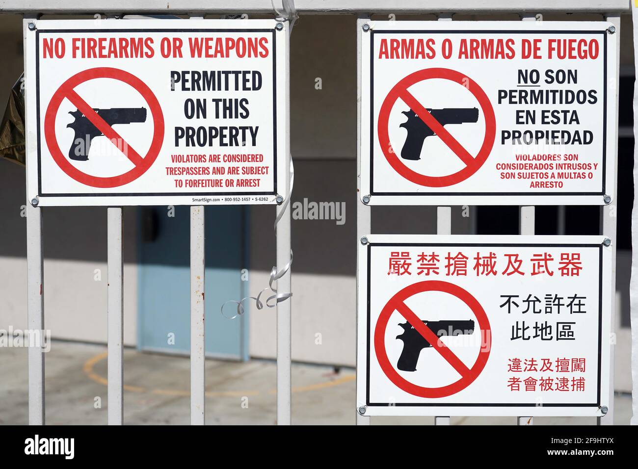Aucune arme à feu ou arme n'est autorisée sur les panneaux de propriété en anglais, espagnol et chinois à l'école élémentaire Brightwood, le dimanche 19 avril 2021, à Monter Banque D'Images