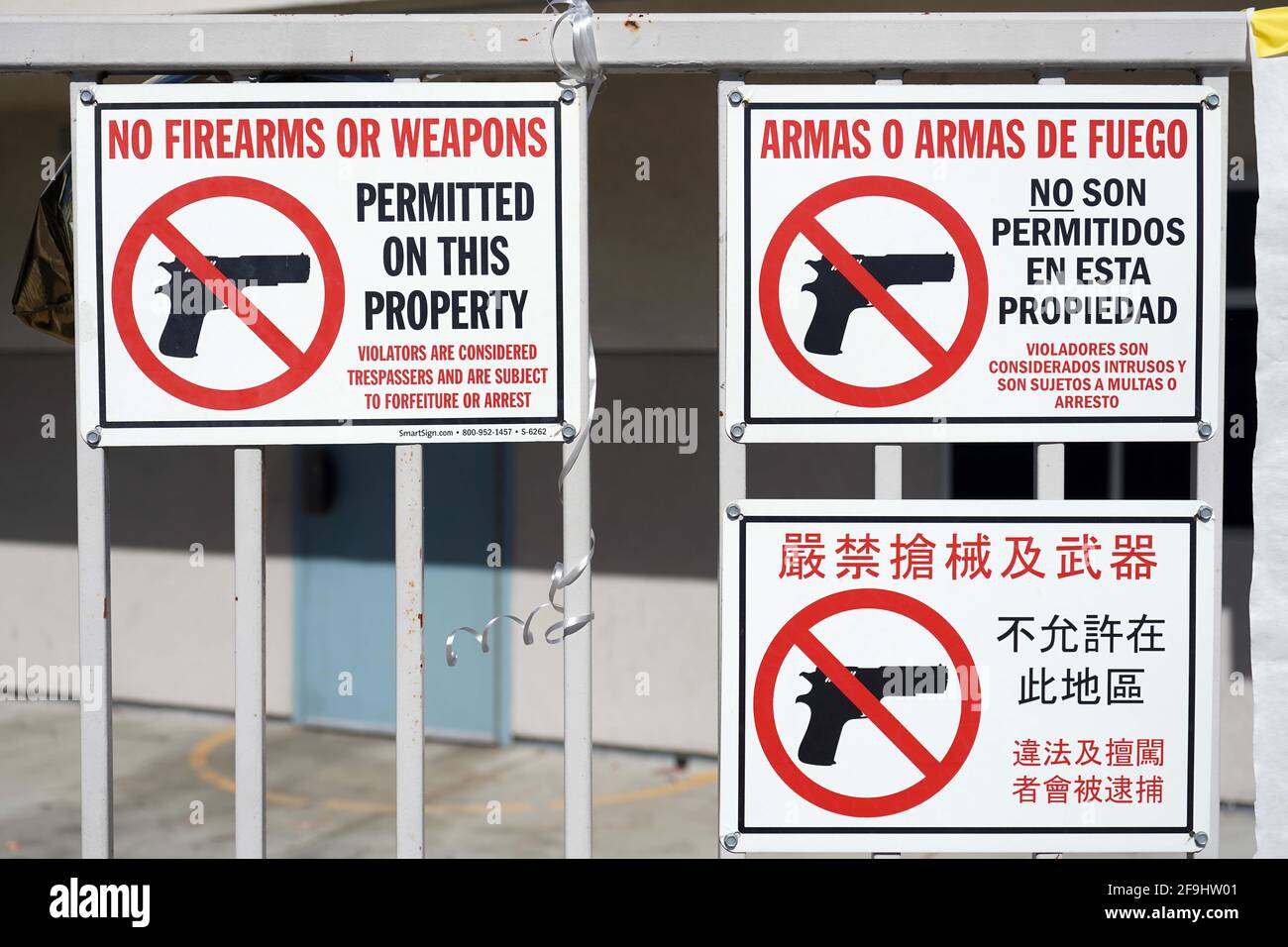 Aucune arme à feu ou arme n'est autorisée sur les panneaux de propriété en anglais, espagnol et chinois à l'école élémentaire Brightwood, le dimanche 19 avril 2021, à Monter Banque D'Images