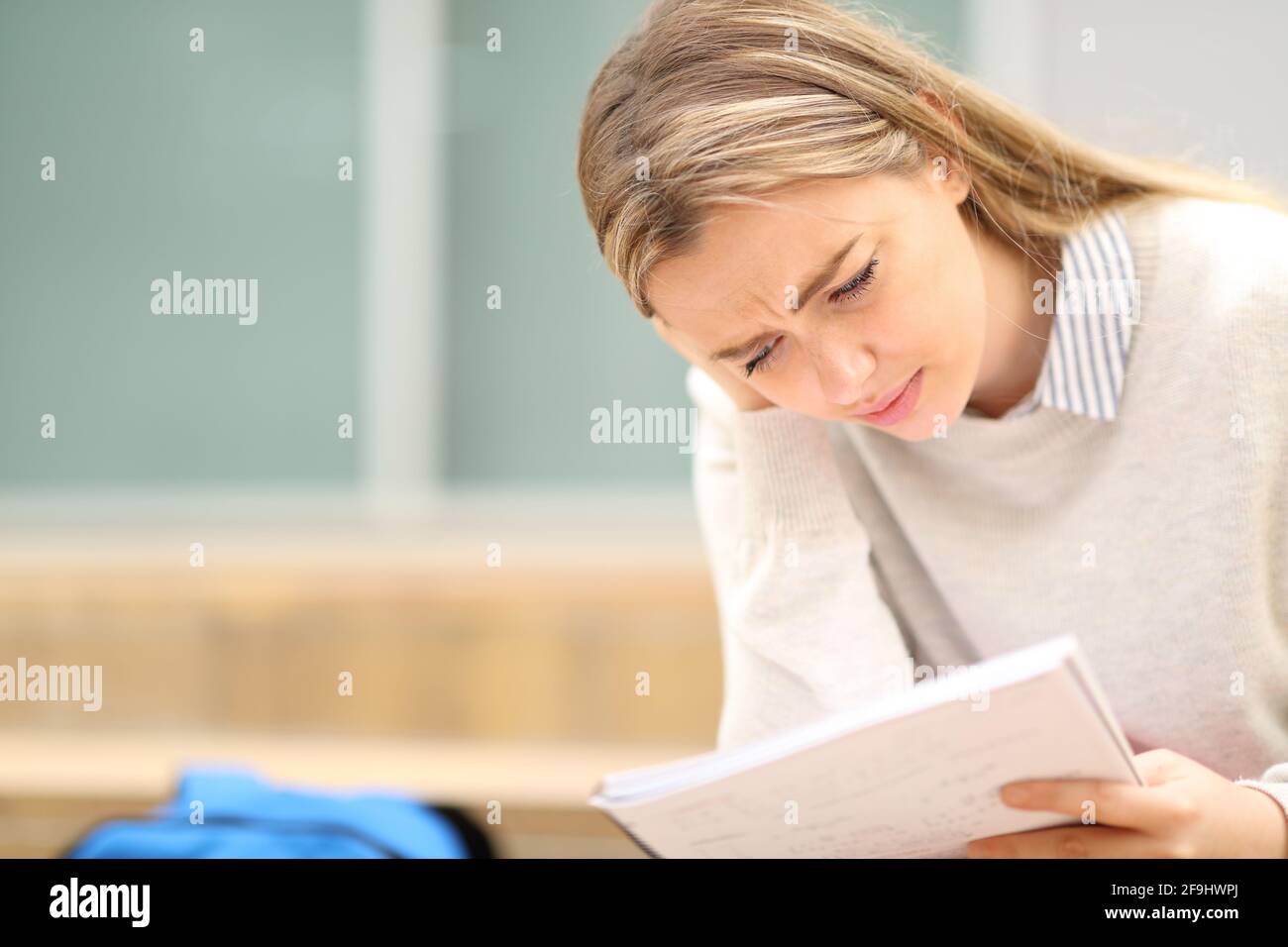 Étudiant concentré étudiant étudiant étudiant des notes de lecture dans la rue Banque D'Images