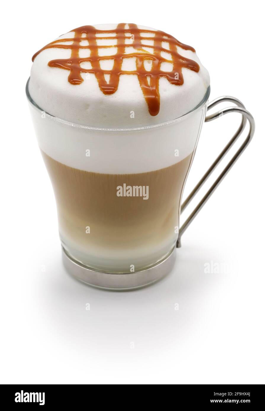 macchiato caramel maison isolé sur fond blanc Banque D'Images