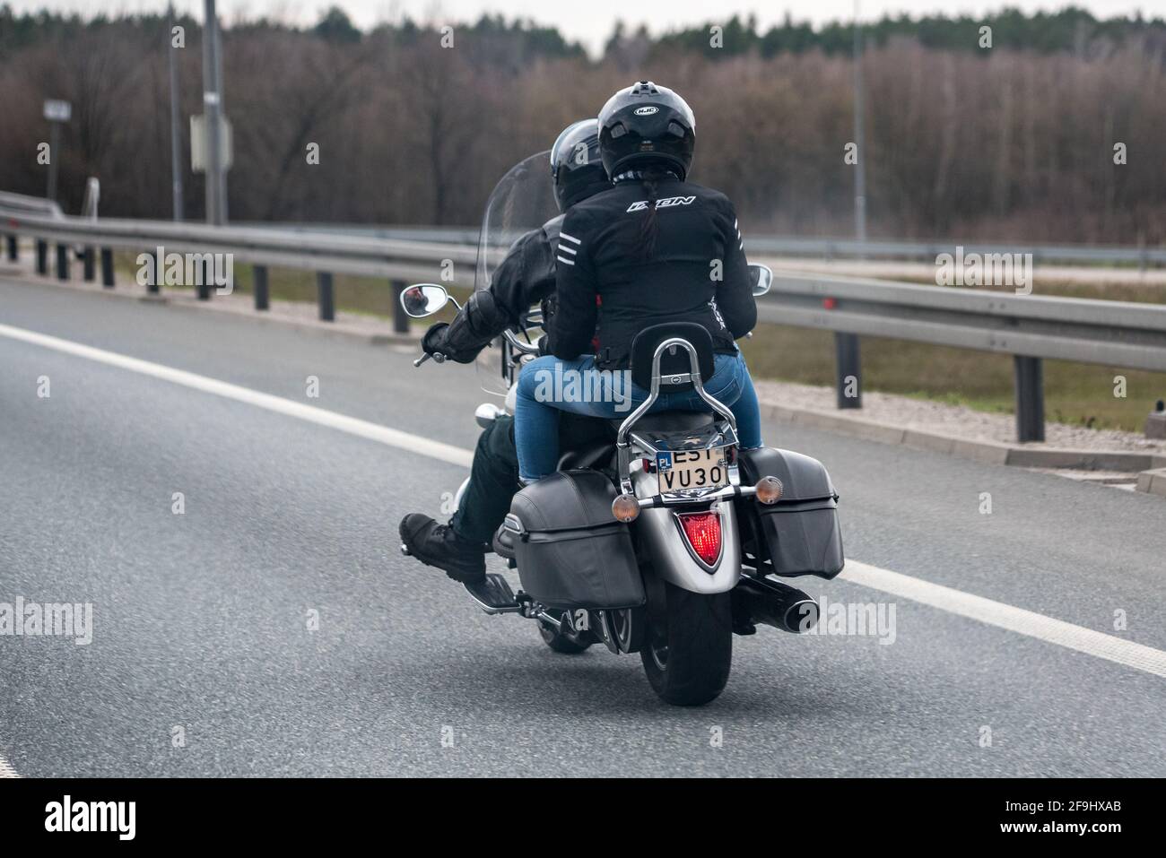Wroclaw, Pologne - 11 avril 2021 : moto classique avec deux personnes sur l' autoroute. Conduite d'une moto sur l'autoroute Photo Stock - Alamy