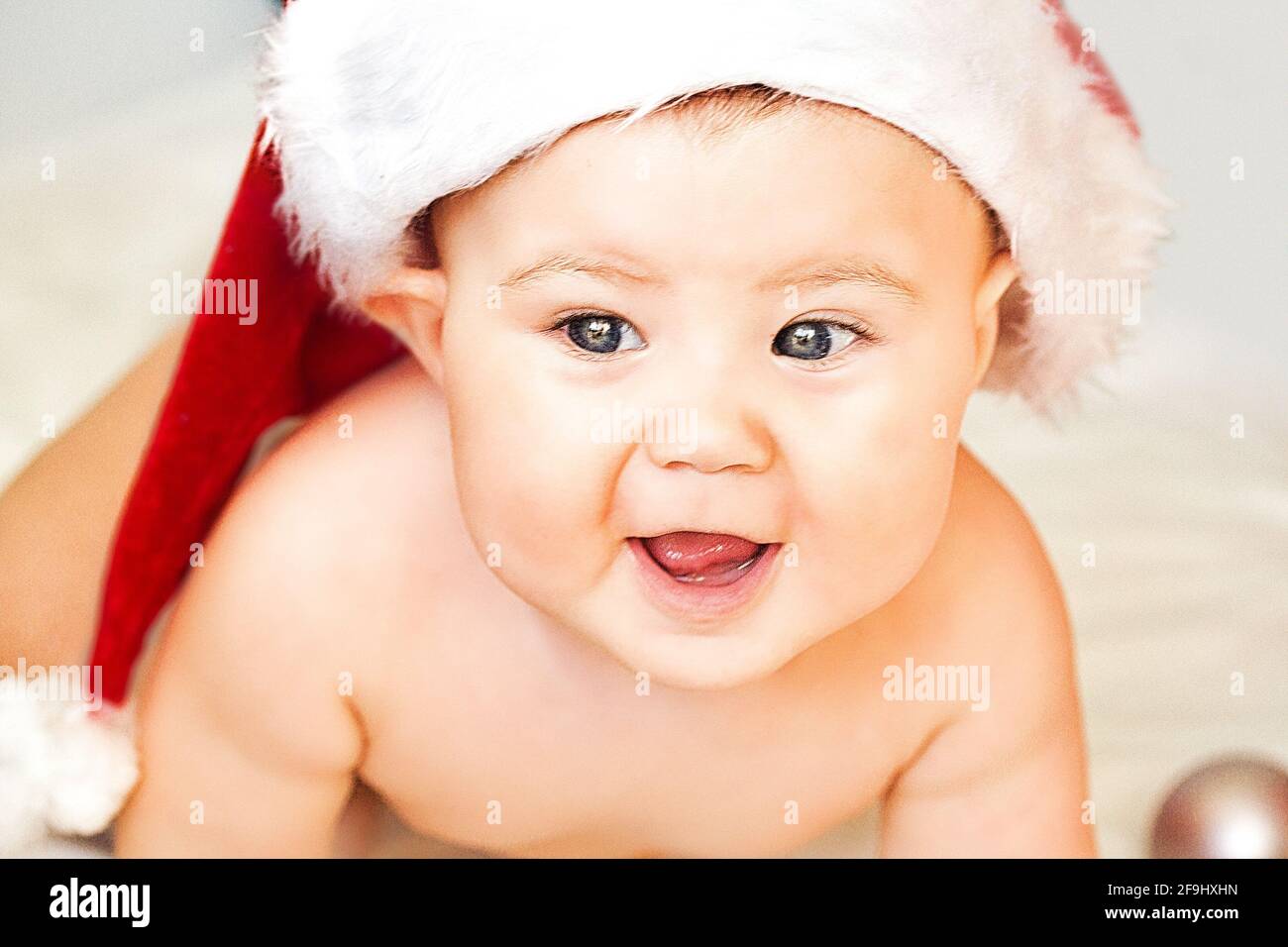 Petit Bebe Mignon Avec Chapeau De Pere Noel Photo Stock Alamy