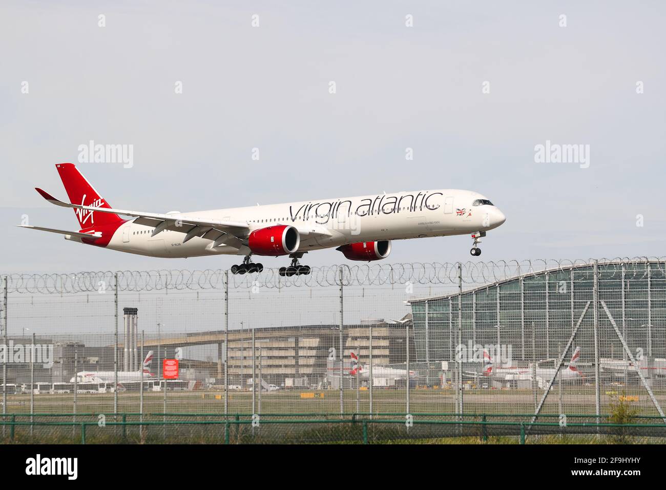 Virgin Atlantic Airbus A350 G-VLUX atterrissant à l'aéroport de Heathrow, Londres, Royaume-Uni Banque D'Images