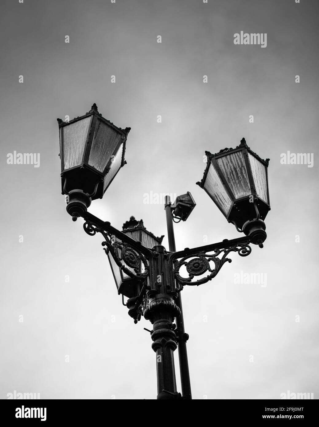 Prise de vue verticale en niveaux de gris d'un lampadaire Banque D'Images