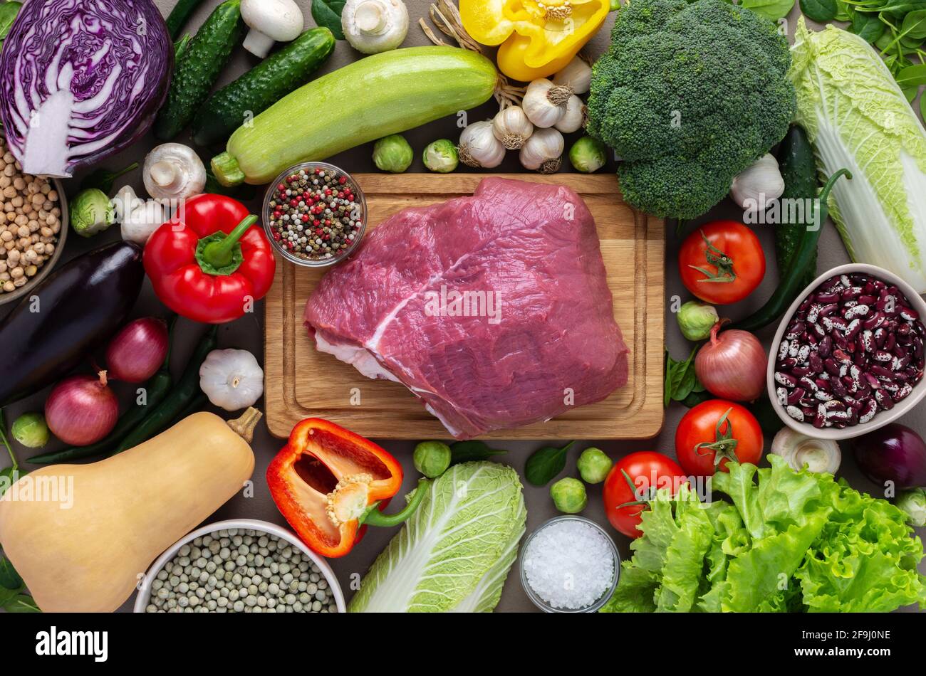 Légumes frais de ferme bio, concept de nourriture saine, légumes et champignons, et haricots autour de la carte avec un grand morceau frais de filet de boeuf Banque D'Images