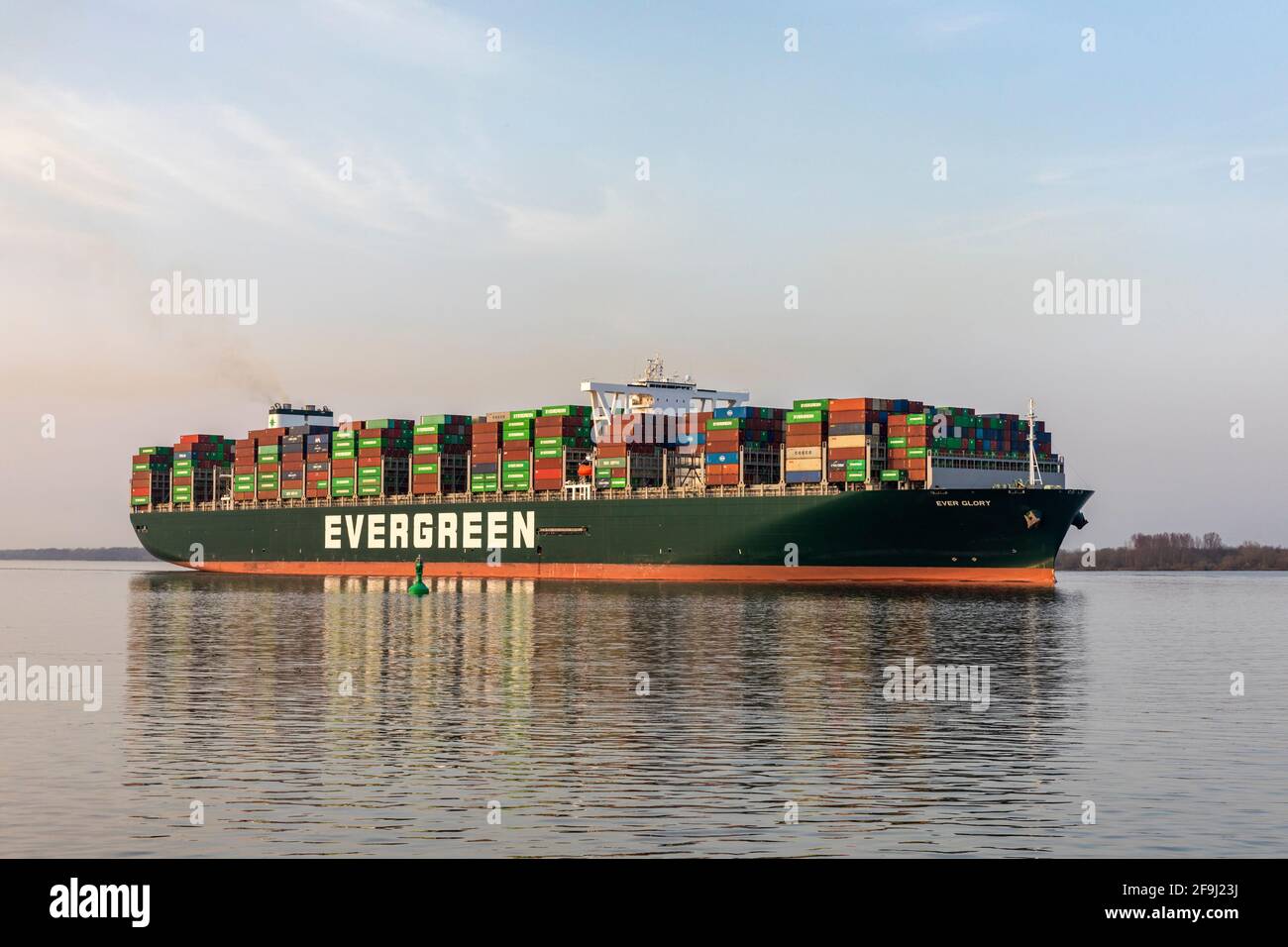 Navire-conteneur TOUJOURS GLORY, propriété d'Evergreen Marine Corp. (Taiwan) Ltd., sur la rivière Elbe en direction de Hambourg Banque D'Images